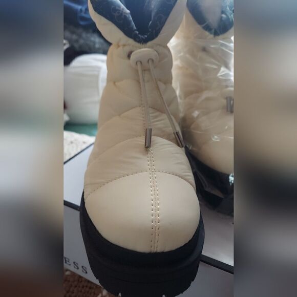 NWT Guess Women’s Leeda 2 Cold Weather Winter Snow Boots Ivory Size 9 - Picture 9 of 16